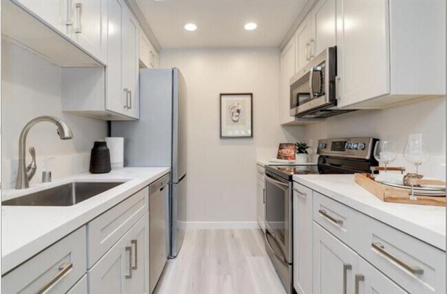 Building Photo - Furnished 1 bedroom unit with parking!