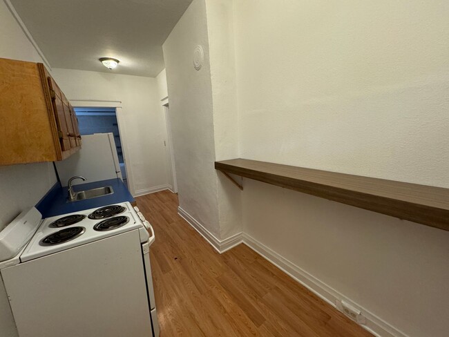 Building Photo - 1 bed/1 bath unit in triplex located in de...