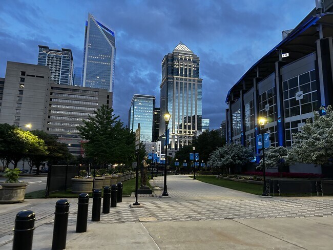 Building Photo - 805 Woodruff Pl