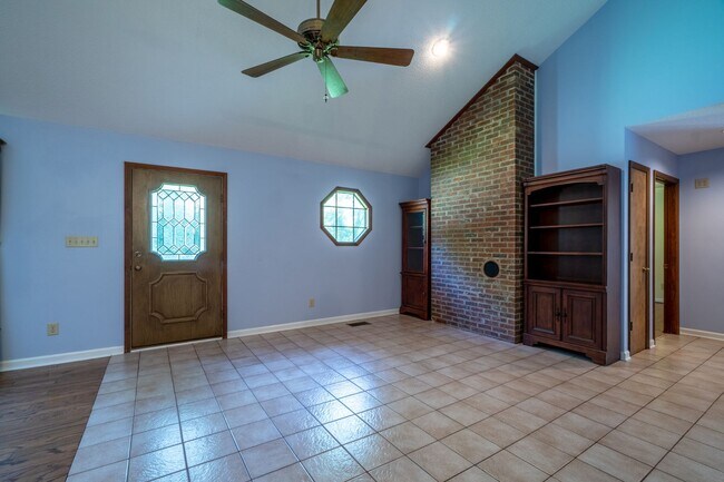 Building Photo - Meticulously maintained property with a st...
