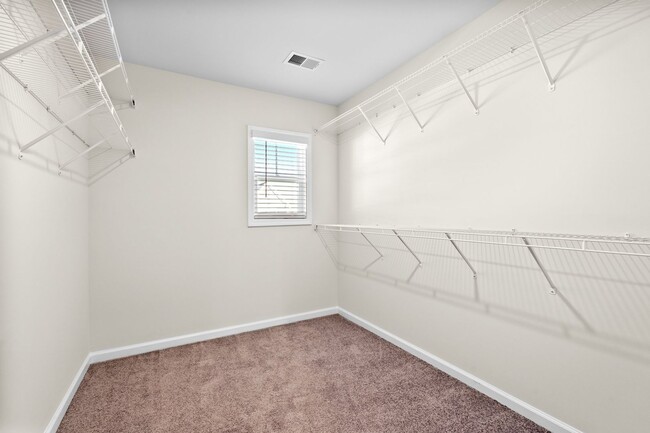 Building Photo - 3 BR, 2.5 BA Townhome, 6-12 month lease av...