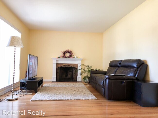 Building Photo - 3 br, 1 bath House - 653 N Baywood Avenue