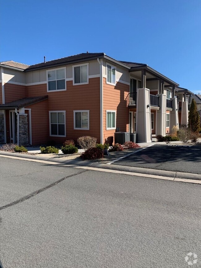 Building Photo - UNFURNISHED - GATED - NO YARD TO MAINTAIN ...