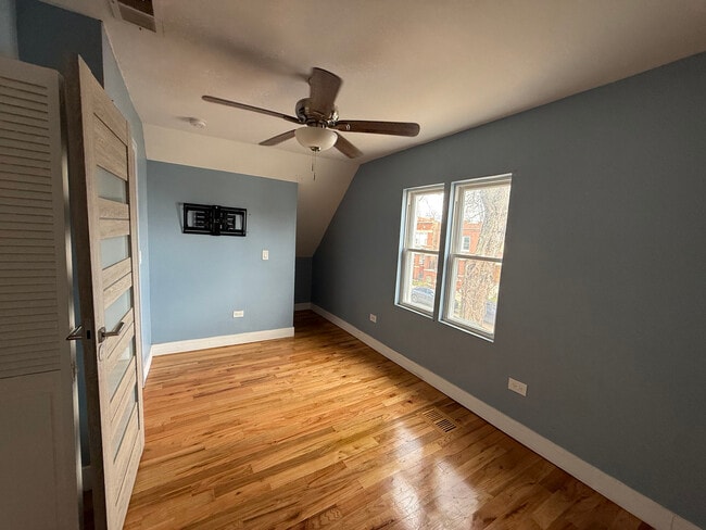 Building Photo - 5942 S Justine St