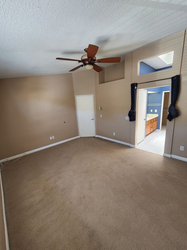 Building Photo - Gorgeous & Spacious 3Bd/2.5Ba, 1,679 SqFt, 2-story Condo - Central A/C & heat, Washer/Dryer - 2 C...