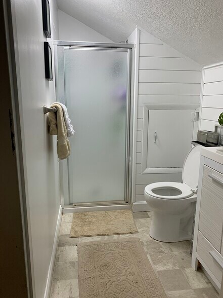 Upstairs Master Bathroom - 205 E Jolly Rd