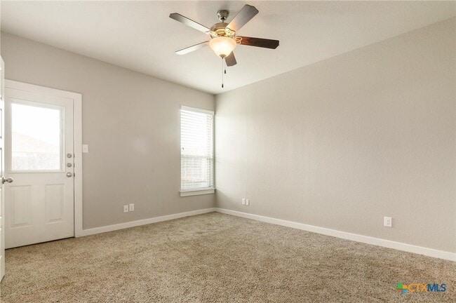 Building Photo - 541 Creekside Frst