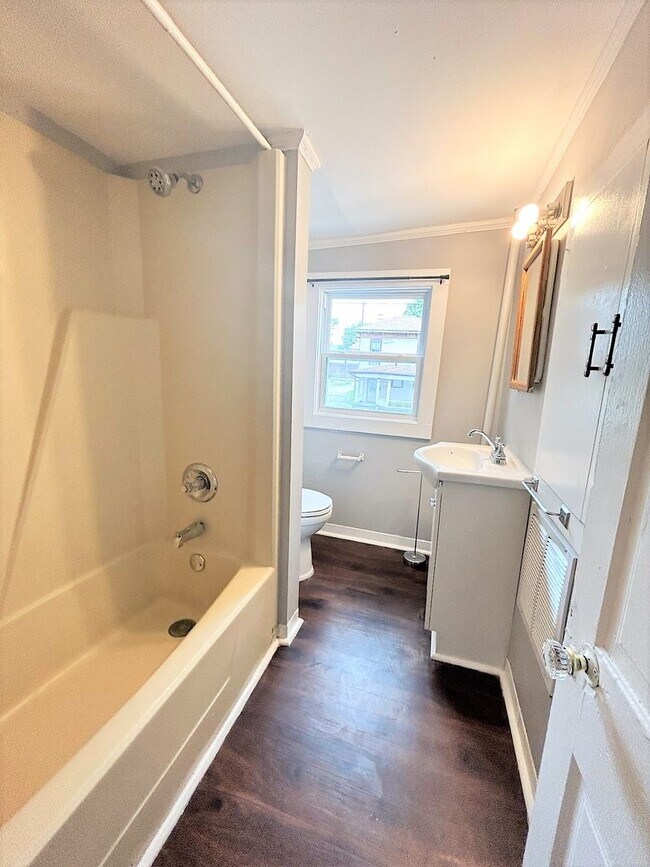 Building Photo - 677 Oak St