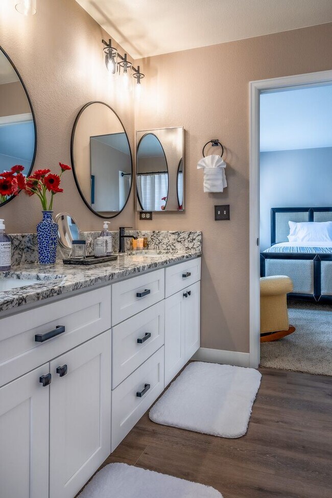 Building Photo - 3 Bed 2 Bath Townhome in Central Loveland