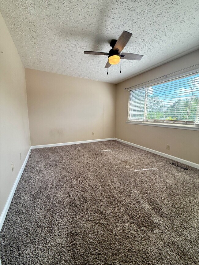 Building Photo - 2 Bedroom Townhome in Greenbrier