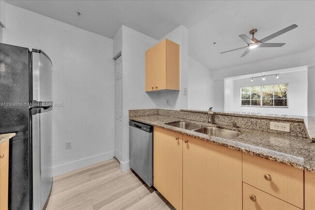 Building Photo - 2516 Centergate Dr