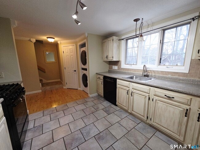 Building Photo - 12 W Meadow Ln