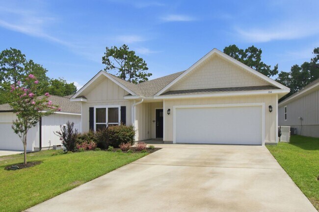 Building Photo - 4 Bedroom in CRESTVIEW!!