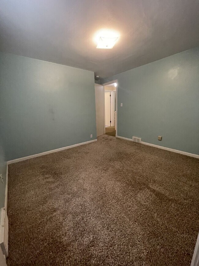 Building Photo - Three Bedroom House for 2026/27!