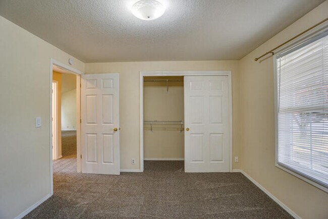 Building Photo - LARGE THREE BEDROOM HOME WITH RV /BOAT PAR...