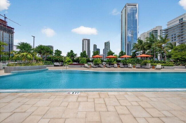 Building Photo - 700 NE 24th St