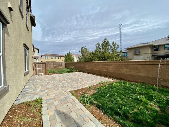 Building Photo - SPACIOUS 3 BED, 2.5 BATHS, 2 CAR GARAGE WITH LARGE BACKYARD ON A CUL-DE-SAC