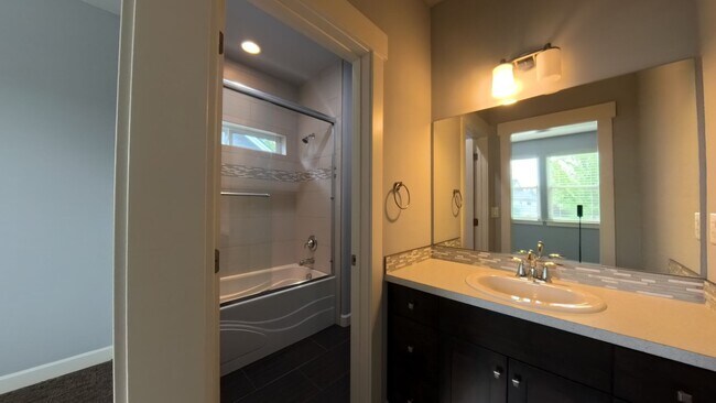 Building Photo - 6892 Baudelaire