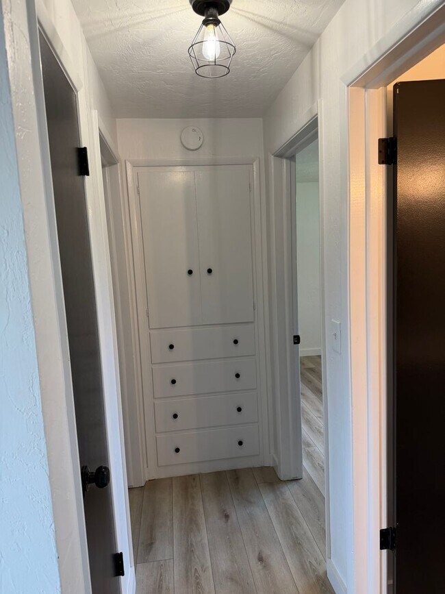 Building Photo - Updated 2 bedroom 1 bath duplex!