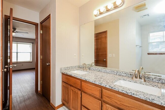 Building Photo - 1401 Nottoway Dr