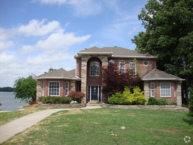 Building Photo - 1042 Shadow Ln