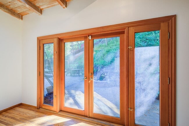 Building Photo - HOLIDAY SPECIAL***2 WEEKS FREE** 3 Bed/2 Bath Oasis in Royal Woods - Available Now