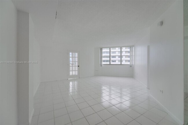 Primary Photo - 801 Brickell Bay Dr