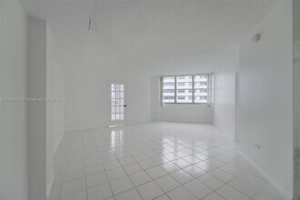 Building Photo - 801 Brickell Bay Dr