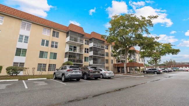 Building Photo - 4156 Inverrary Dr