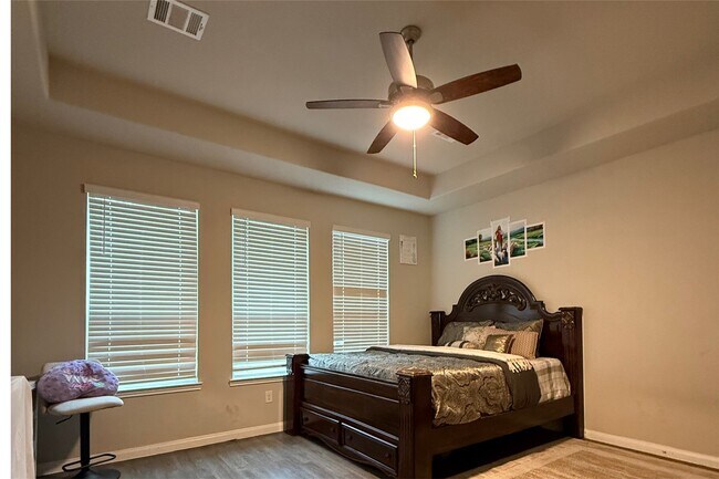 Building Photo - 5747 Cerrillos Dr