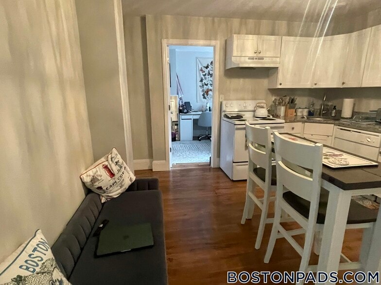 Building Photo - 220 Hanover St