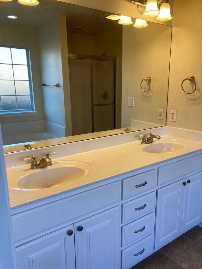 Building Photo - Spacious 3BDRM Home in Blackberry Ridge, V...