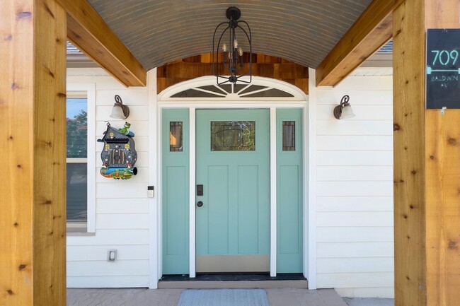 Building Photo - Discover the charm of this FULLY FURNISHED...