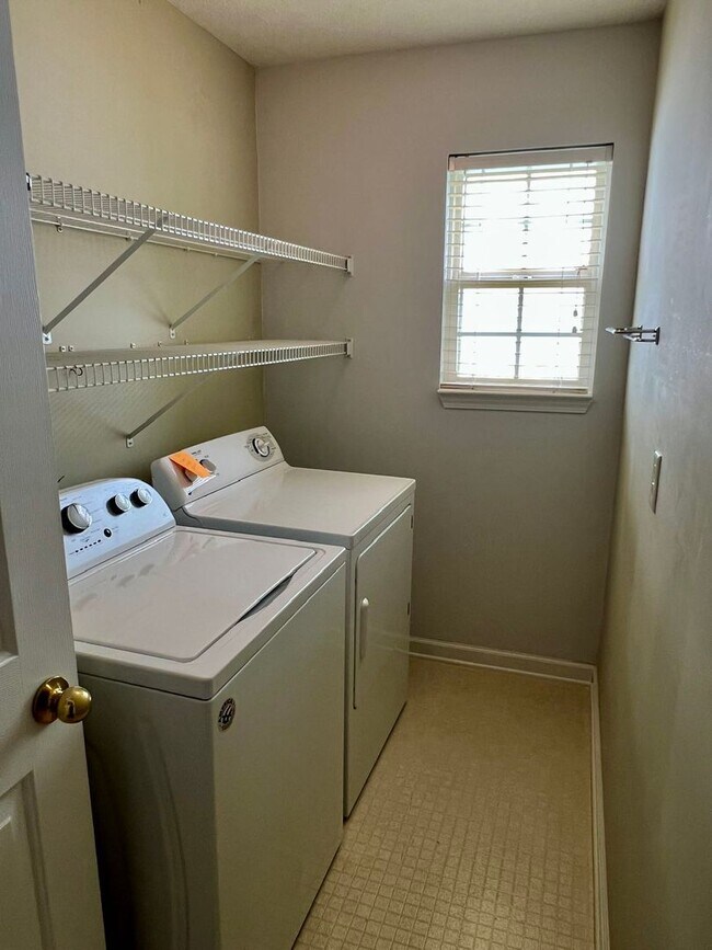 Building Photo - 3 bed, 2 Bath, Garage + Screened Back Porch, Near Cason Ln
