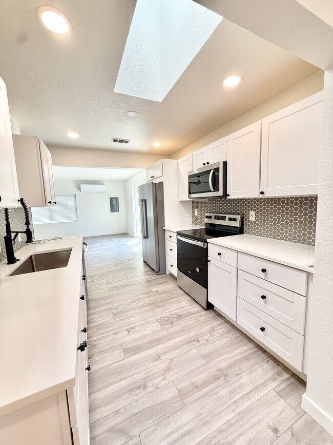 Building Photo - 2442 Mountain View Dr