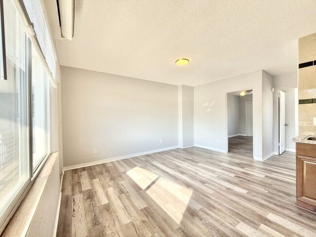 Building Photo - 551 N Ridgewood Ave