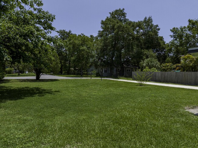 Building Photo - Central Lakeland Home with big yard!