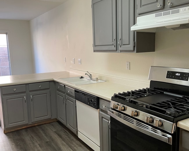 Building Photo - Awesome Three bedroom 2 1/2 townhouse in a gated community