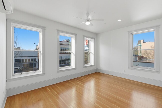 Building Photo - MOVE IN SPECIAL - NEWLY RENOVATED DOWNTOWN SALEM ONE BEDROOM