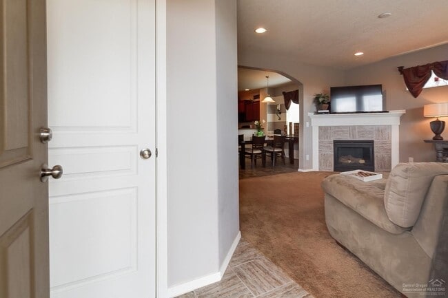 Building Photo - Move in ready home located on the SW side ...