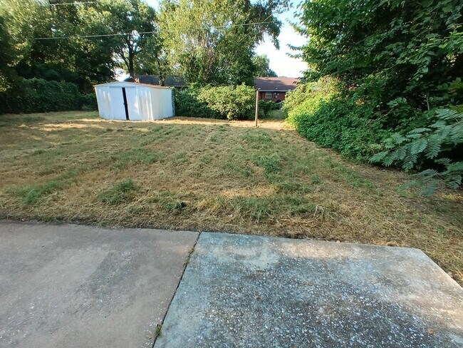 Building Photo - Wonderful Kitchen & New flooring! FIRST FU...