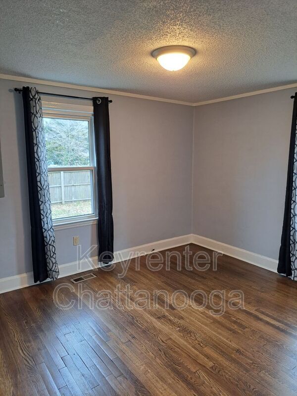 Building Photo - 718 Woodvale Ave