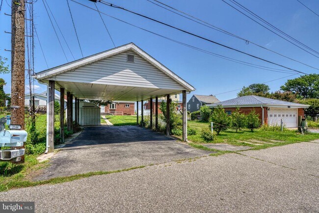 Building Photo - 2166 Lake Dr