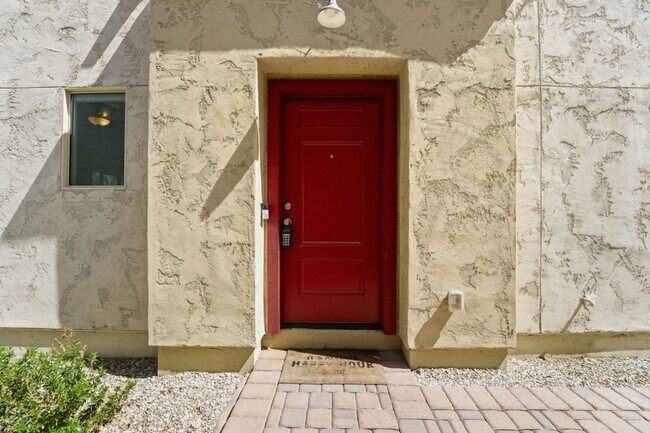 Building Photo - Stylish 2-bedroom, 2.5 bathroom townhouse in a desirable Phoenix location!