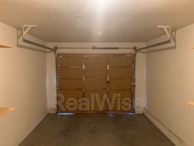 Building Photo - 1423 SW Kokanee Ln