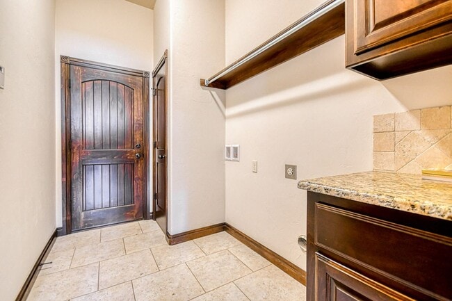 Building Photo - Beautiful home in desired Williamson Farms!