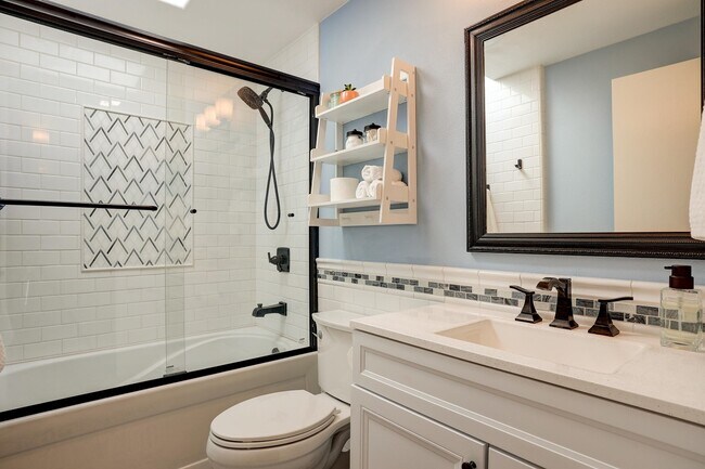 Guest Bathroom - 1086 NE Locksley Dr