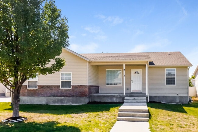 Building Photo - 2114 Juniper Dr