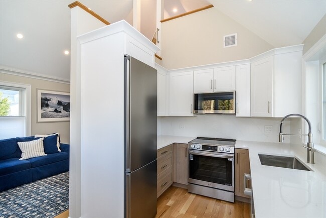 Primary Photo - 12 Maugus Ave