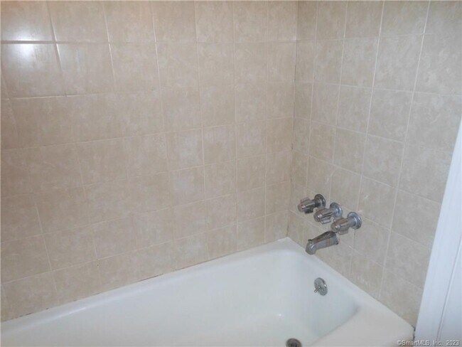 Building Photo - 646 Howe Ave